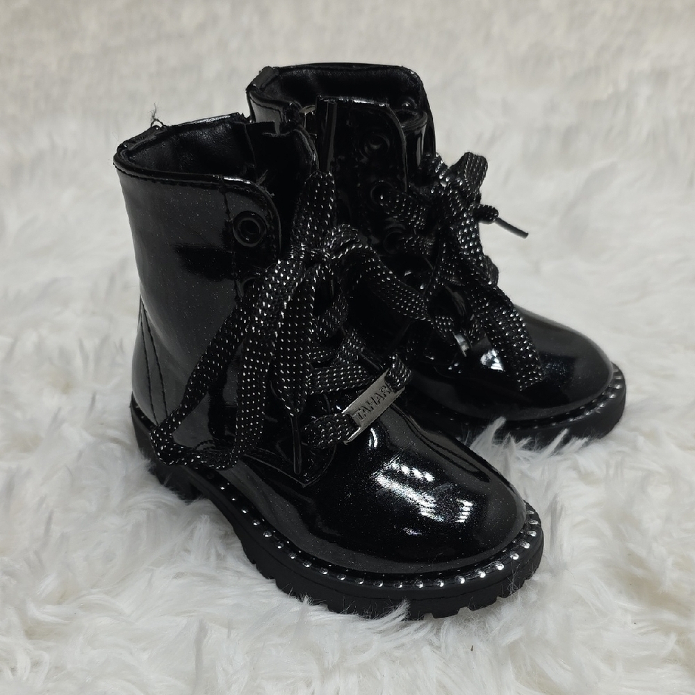 Tahari Merlene Kids Black Sparkle Lace-Up Boots. Size 5